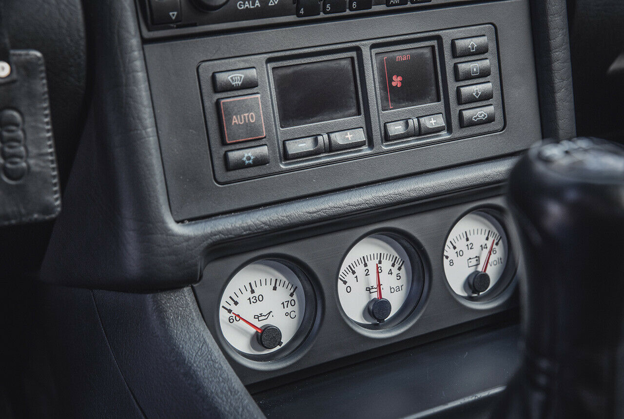 Anzeigen für Öltemperatur, Öldruck und Batteriespannung im Audi RS2