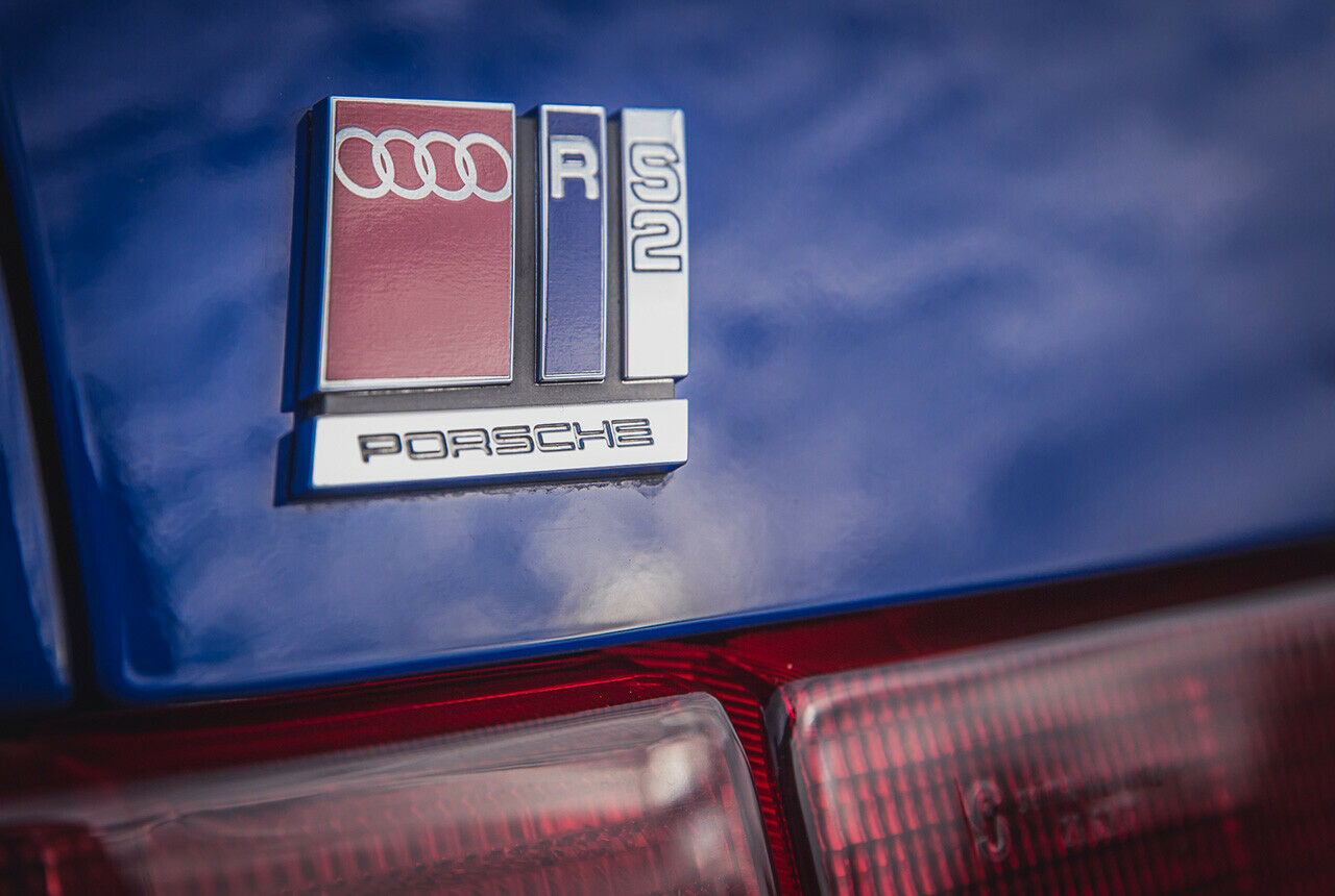 Den ersten Straßen-RS baute Porsche. Später übernahm das die Quattro GmbH (Heute: Audi Sport)