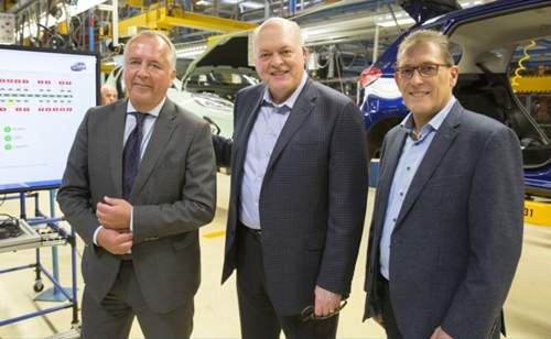 Ford-CEO Jim Hackett (m.) beim Besuch der Kölner Ford-Werke mit Deutschland-Chef Gunnar Herrmann (l.) und Betriebsrat Martin Hennig (r.): Zieht Dearborn im Herbst die Daumenschrauben an?