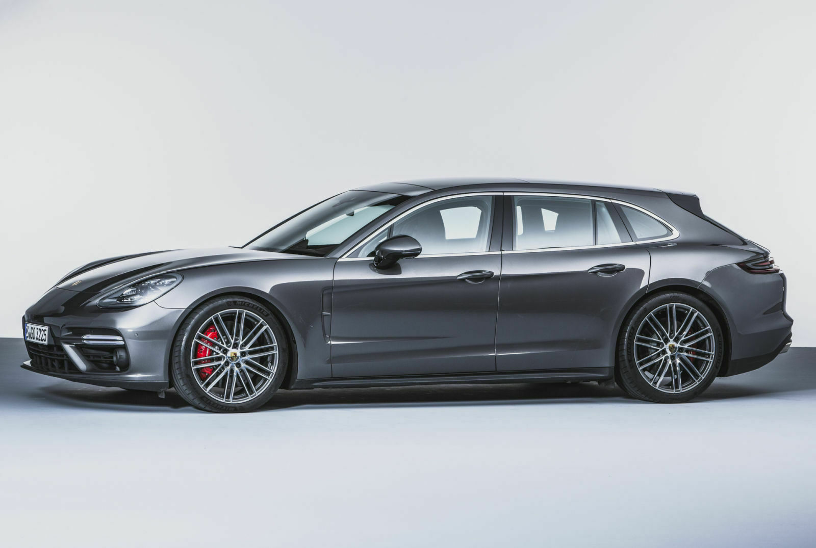 Ein langes Heck mit hohem Rücken im Porsche Panamera Sport Turismo