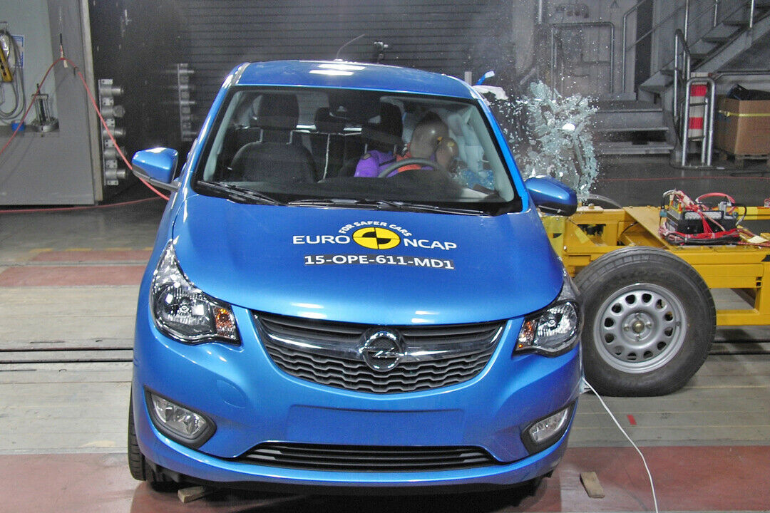 Auch beim Opel Karl fehlt ein Notbremsassistent. Der Kleinwagen bekam vier von fünf Sternen
