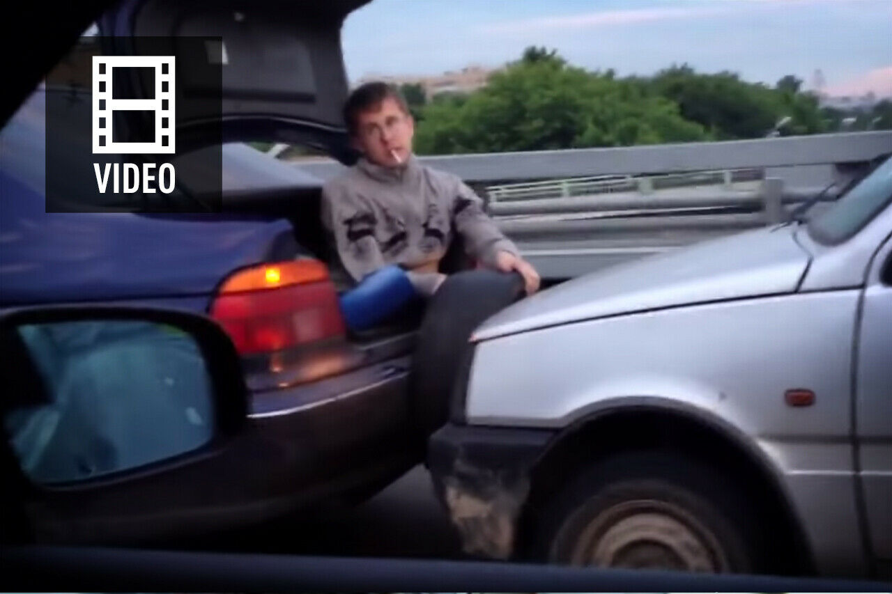 Wer braucht schon einen Abschleppdienst, wenn er einen alten Reifen im Kofferraum hat