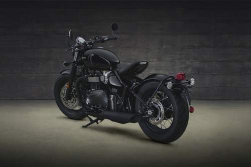 Die Bonneville Bobber Black kommt mit drei PS weniger, dafür aber mit zehn Prozent mehr Drehmoment