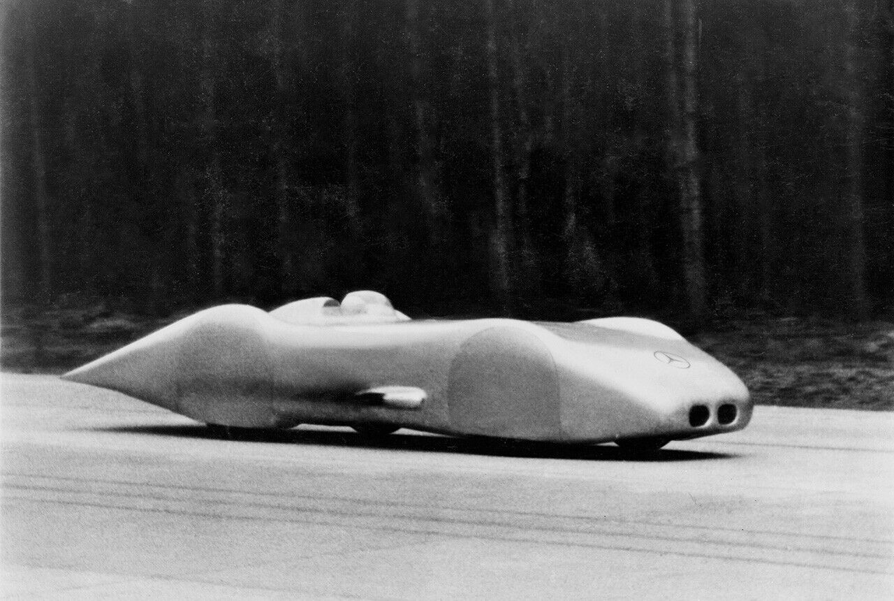 Im Rekordwagen auf Basis des W 125 Grand Prix Renners erreichte Caracciola mehr als 432 km/h