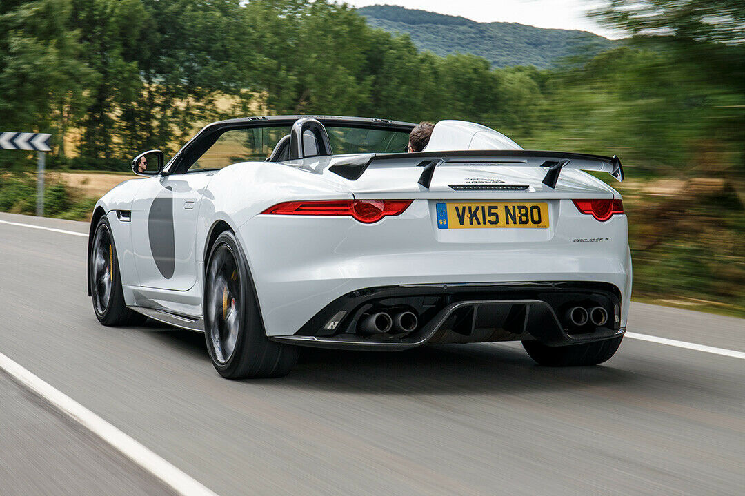 Der Sound aus den vier Endrohren klingt noch extremer als beim normalen F-Type