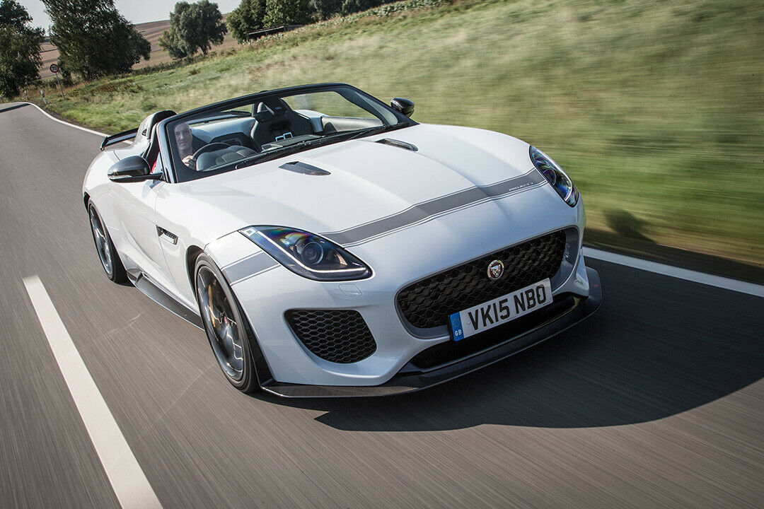 In 3,9 Sekunden erreicht der F-Type Project 7 100 km/h. Er fühlt sich tatsächlich schneller an als ein normaler F-Type R