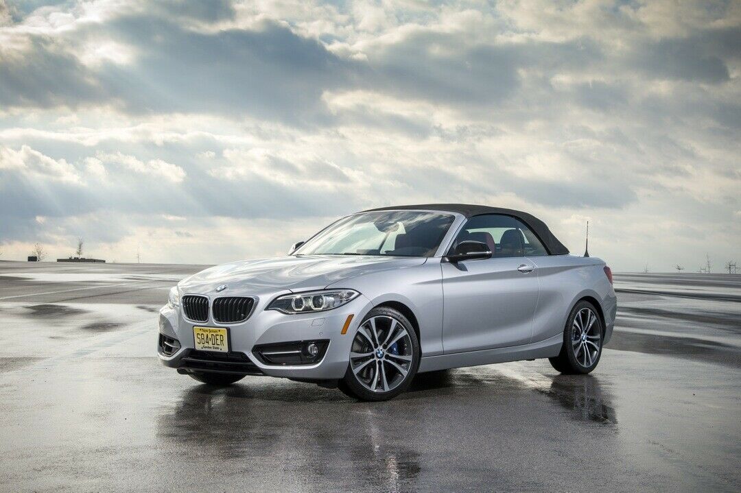 Das BMW 2er Cabrio mit geschlossenem Verdeck