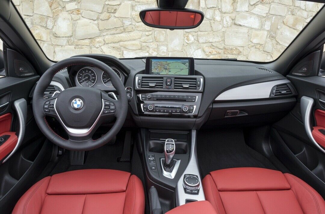 Das Cockpit ist bekannt und überzeugt auch im 2er Cabrio