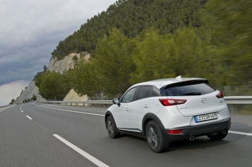 Die Sicht nach hinten ist beim Mazda CX-3 schlechter als beim Mazda2