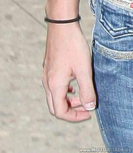 Megan-fox-freakish-thumbs-10