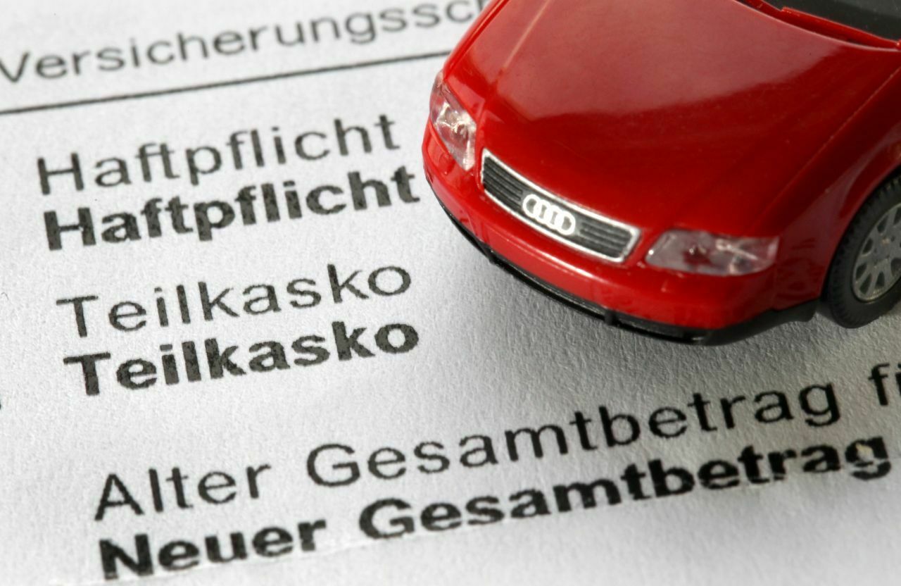 Autoversicherung: Gerade für Fahranfänger ist sie eine erhebliche finanzielle Belastung. Eine Übertragung der Schadenfreiheitsklasse lohnt aber nur in manchen Fällen