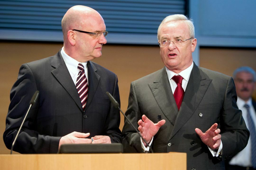 VW-Betriebsratsvorsitzender Osterloh (l.) und VW-Chef Winterkorn bei einer Betriebsversammlung in Wolfsburg