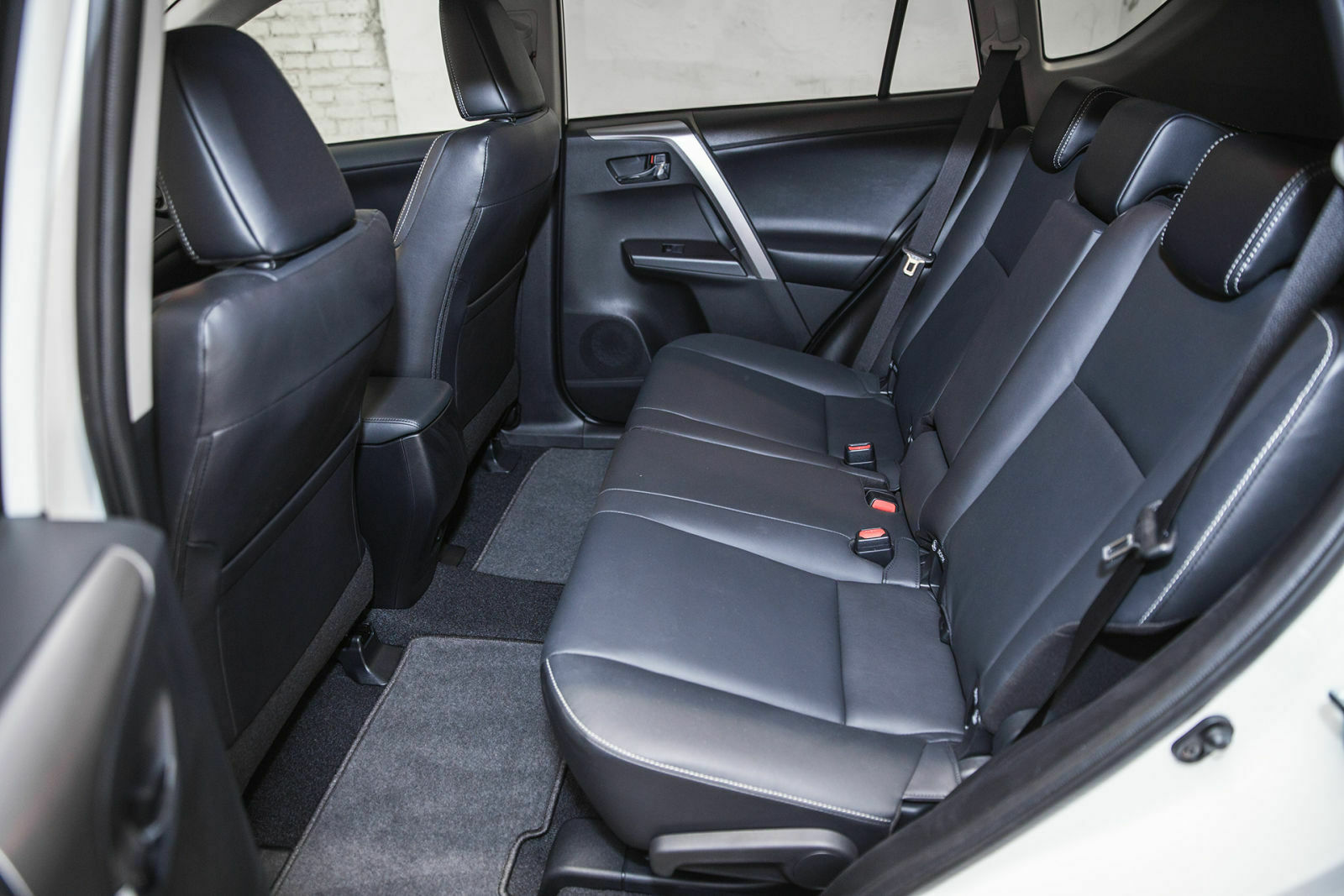 Toyota Rav4 Innenraum: Der Platz für die Beine ist ausreichend. Die Rückbank lässt sich neigen