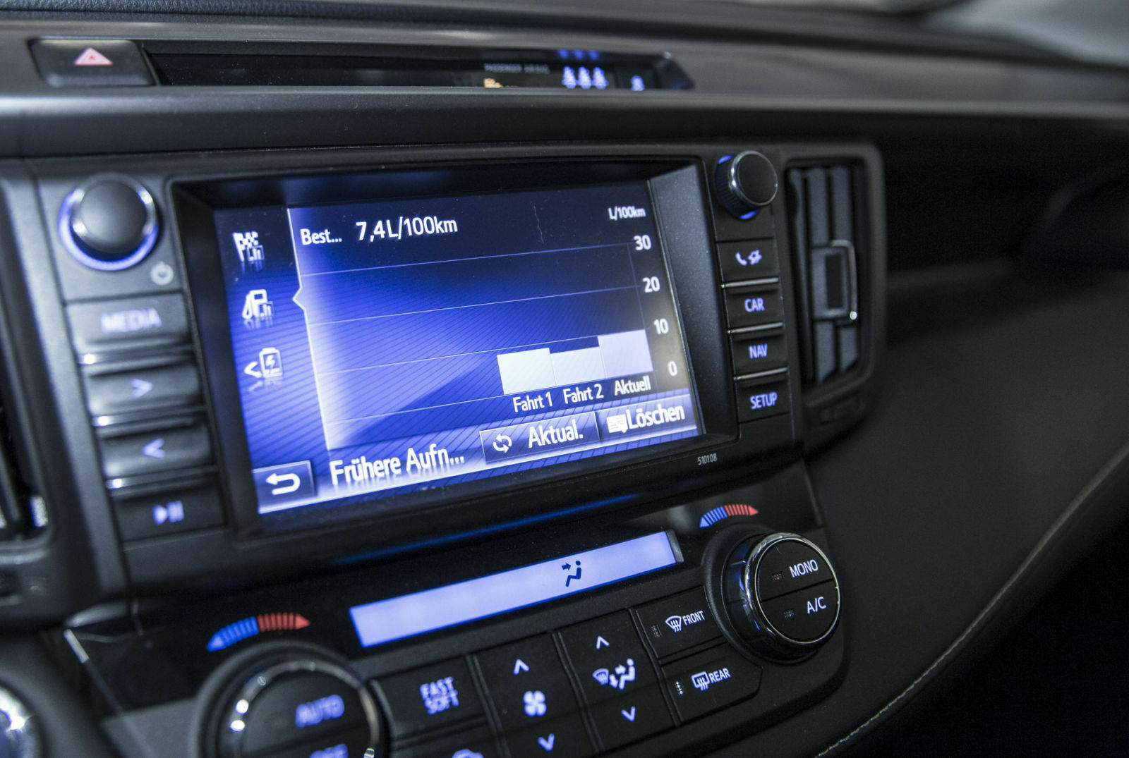 Das Infotainment bleibt old school, aber es funktioniert. Nur der Verkehrsfunk macht, was er will