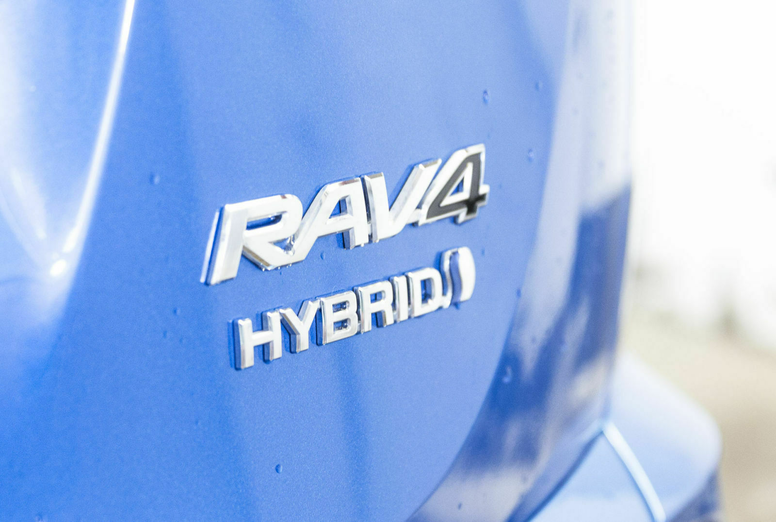 Toyota macht den Hybrid beinahe alternativlos attraktiv. Zur Zeit ist er mit einer Prämie von 3.000 Euro günstiger als die Benziner