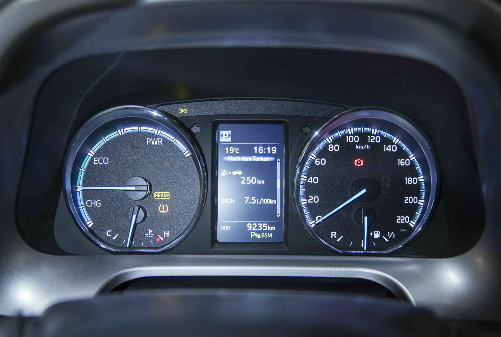 Auch beim Hybrid kann flotte Fahrt oder das Rangieren für Fotos den Verbrauch nach oben treiben