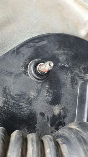 O-Ring an einer der Schrauben.