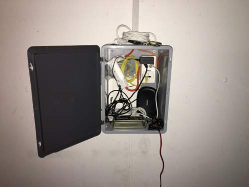 Ctek Ladegeraet sowie alles andere was in der Tiefgarage rar ist, wie WLan oder Mobileabdeckung.jpg