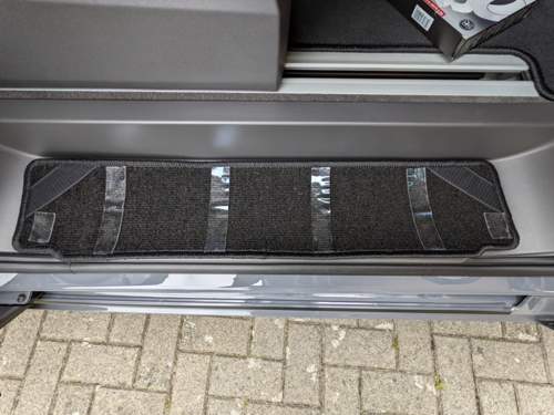 Matte Eintrittsstufe unten mit Klebeband