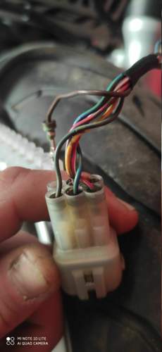 Das ist der weisse Stecker bei dem Ich bereits einen Pin herausgezogen habe.jpg
