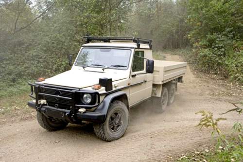 Die Mercedes G-Klasse 6x6 im Staub.