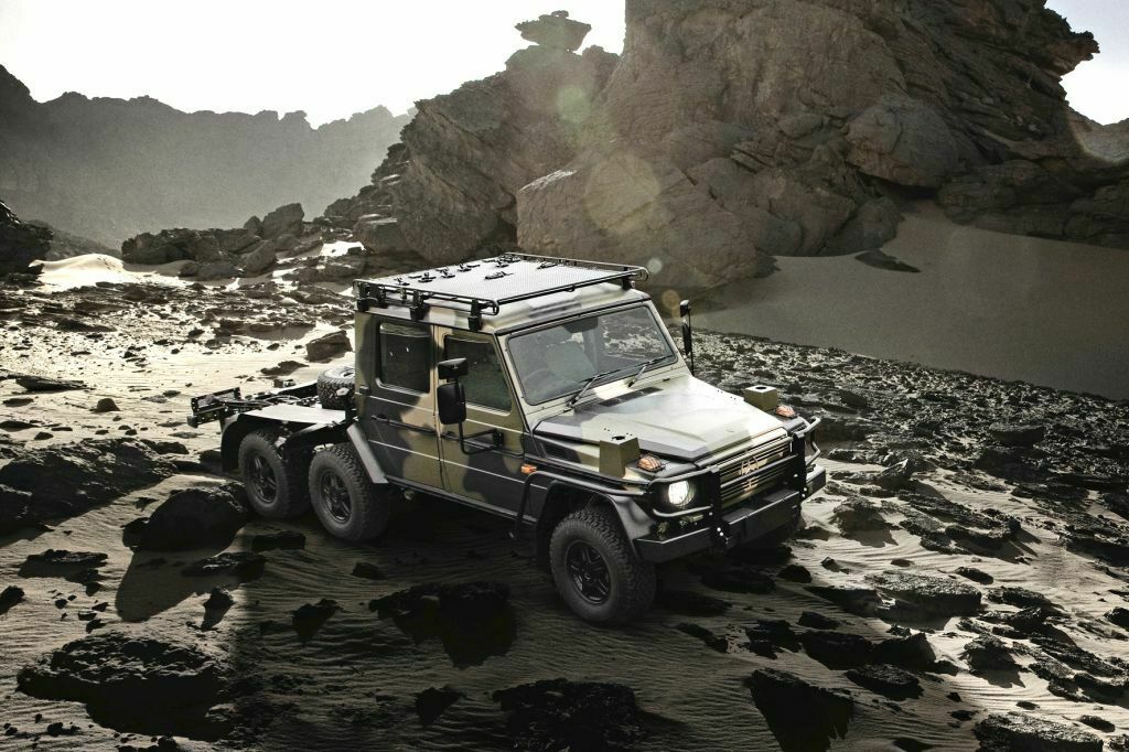 Die Mercedes-Benz G-Klasse im Militär-Look inmitten einer Steinwüste.
