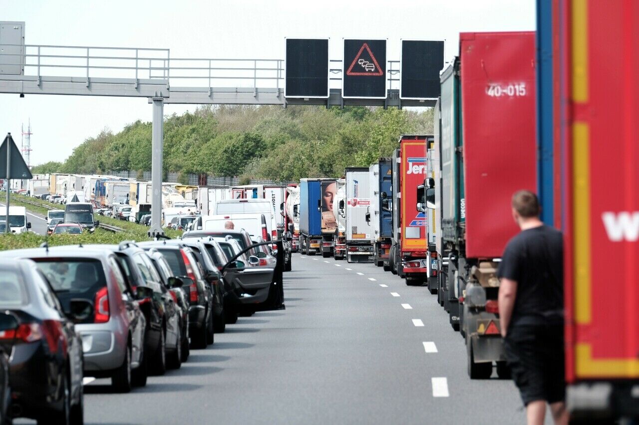 So ist es richtig: Die Rettungsgasse muss frei bleiben, damit Rettungskräfte zum Unfallort gelangen können