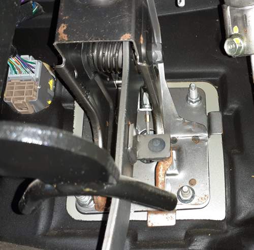 Pedal / hinten eingehängter Seilzug