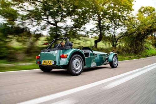 In Kombination mit dem Suzuki-Motor greifen die Engländer zur Starrachse