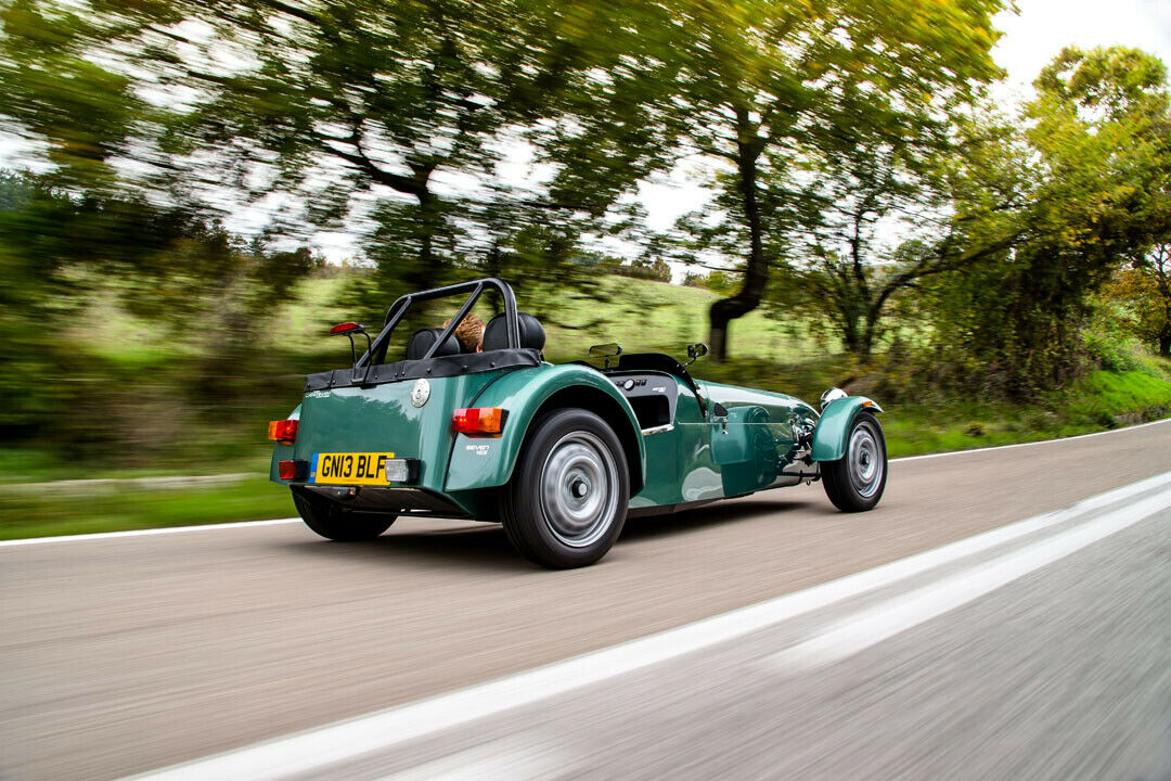In Kombination mit dem Suzuki-Motor greifen die Engländer zur Starrachse
