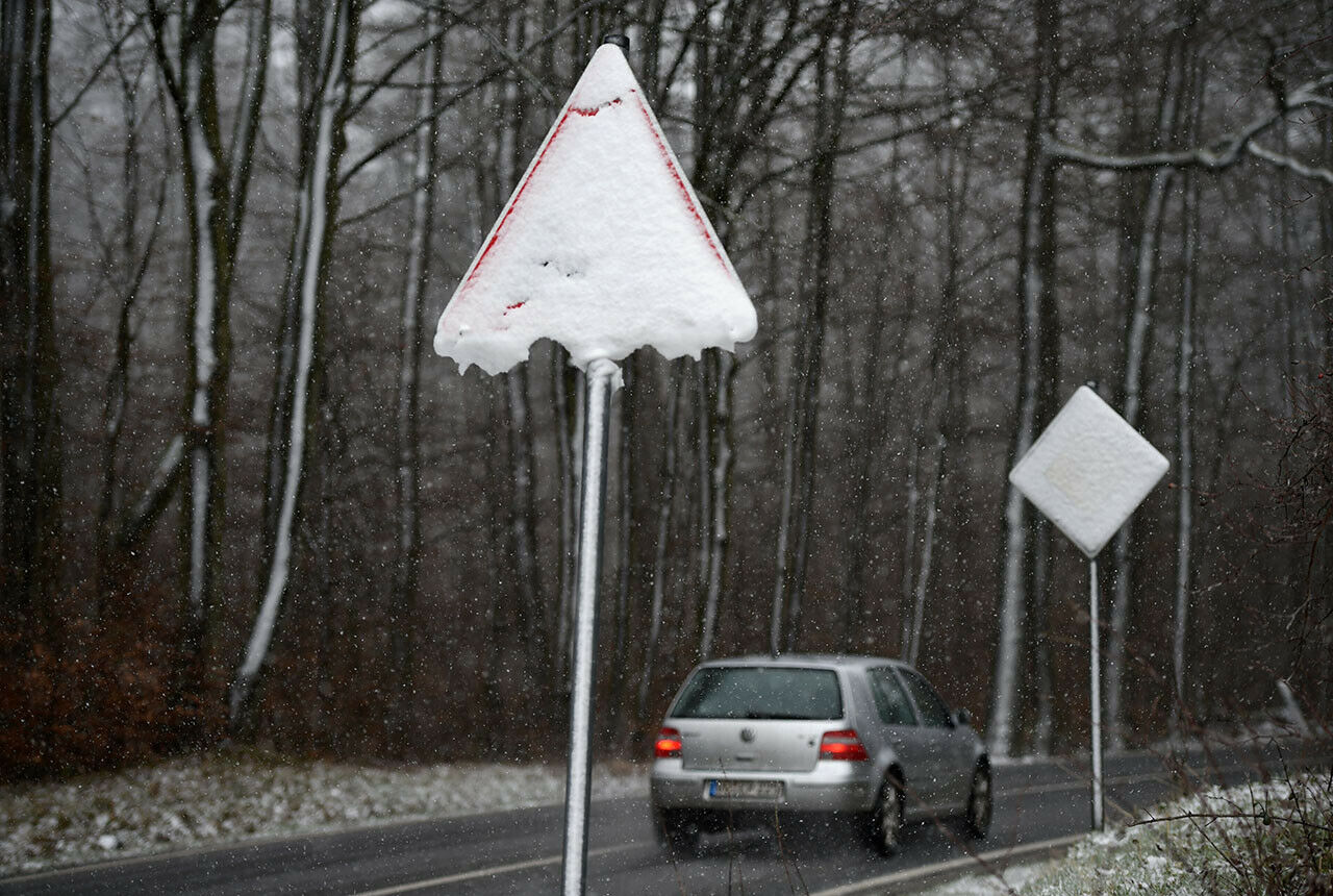 Verkehrsschilder, die nicht erkennbar, aber in ihrer Form eindeutig sind, müssen trotzdem beachtet werden