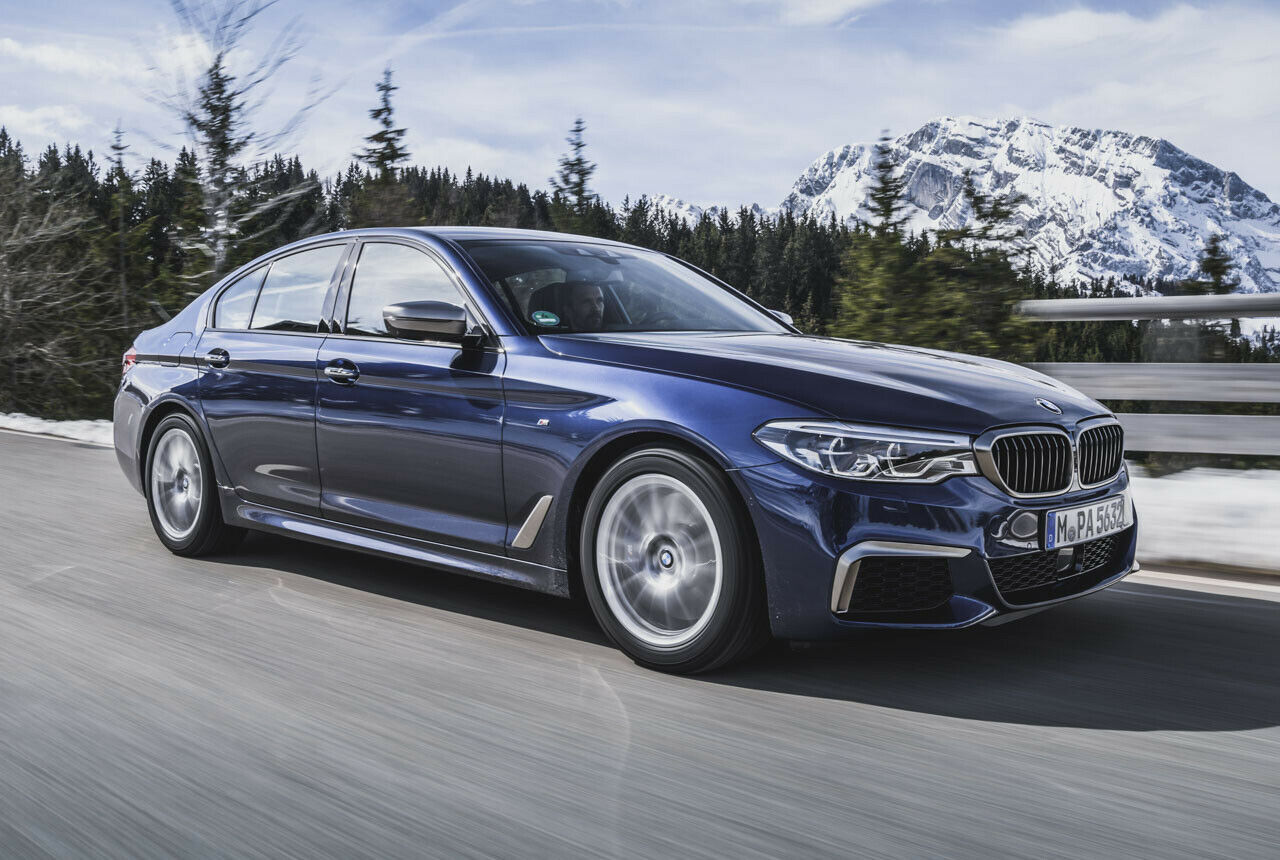 Matt eloxierte Anbauteile weisen den 5er als M550i aus