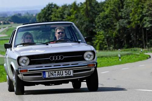 Der Audi 50 - benannt nach der PS-Zahl - schaffte bis zu 152 km/h