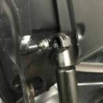 Neue Stabilus Gasfeder (mit Silikonfett in Kugelpfanne) neben gereinigtem KUgelbolzen. Kann einfach auf den Kugelbolzen aufgeschoben werden.