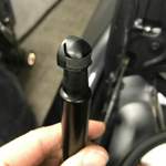 Detail Sicherungsfeder. Kann abgehebelt und zur Seite geschoben werden, um die Gasfeder vom Kugelzapfen abnehmen zu können.