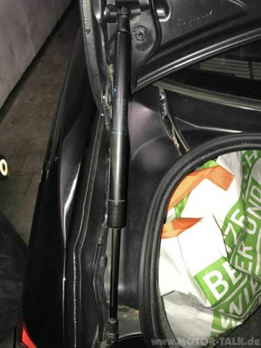Alte BMW-Gasfeder. Beachte Einbaulage. Zylinder an Klappe, Kolbenstange an Karosserie.