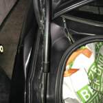 Alte BMW-Gasfeder. Beachte Einbaulage. Zylinder an Klappe, Kolbenstange an Karosserie.