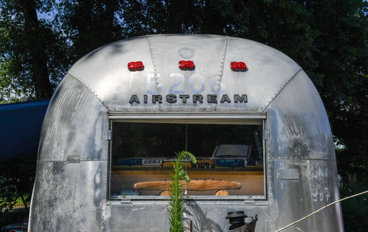 Airstream-Wohnwagen auf einem Campingplatz