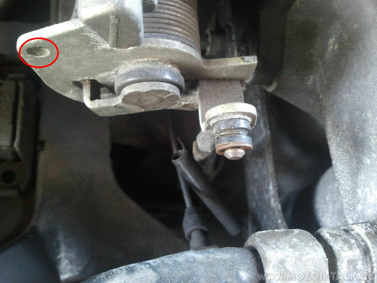 Gebrochene Feder im Motorraum