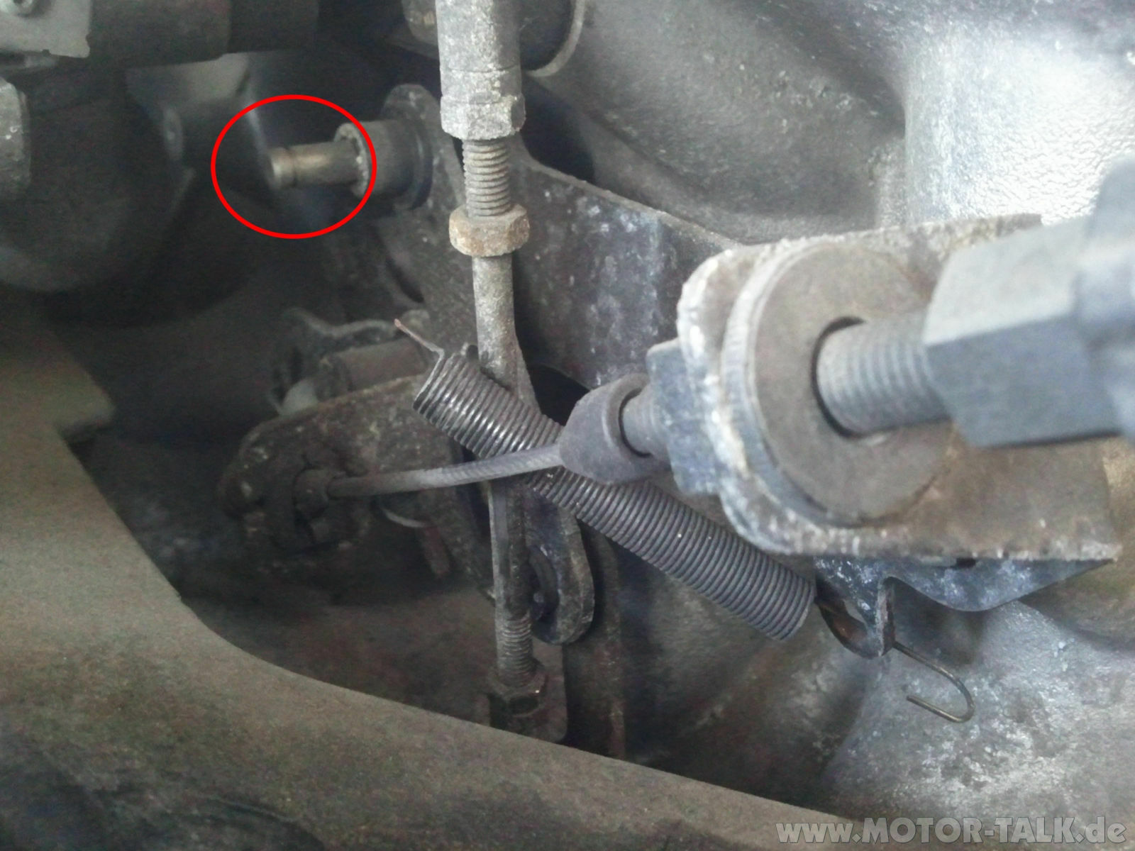 Gebrochene Feder im Motorraum