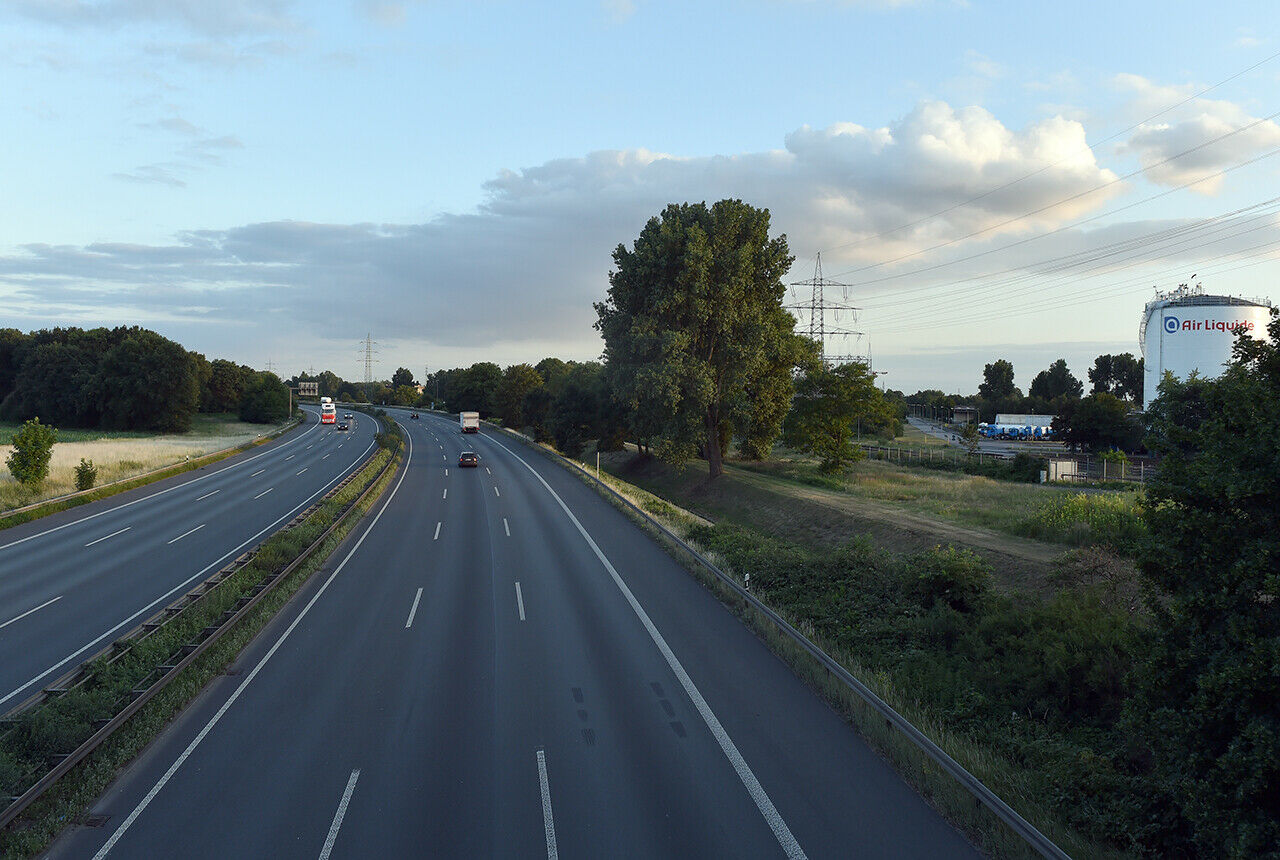 Auf der Autobahn A3 griff ein LKW-Fahrer nachdem er geschnitten wurde zu einer ungewöhnlichen Maßnahme. Konkret: Einer Zitrusfrucht, die im Fahrerhaus lag. Damit bewarf er den "Widersacher". Daraufhin eskalierte die Situation vollends