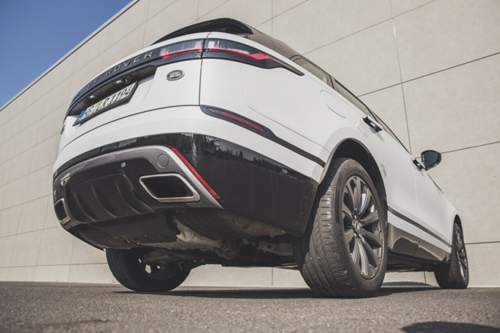 Allrad und Automatik gibt es serienmäßig im Velar. Land Rover verspricht Geländetauglichkeit, ordnet das Auto aber als SUV ein