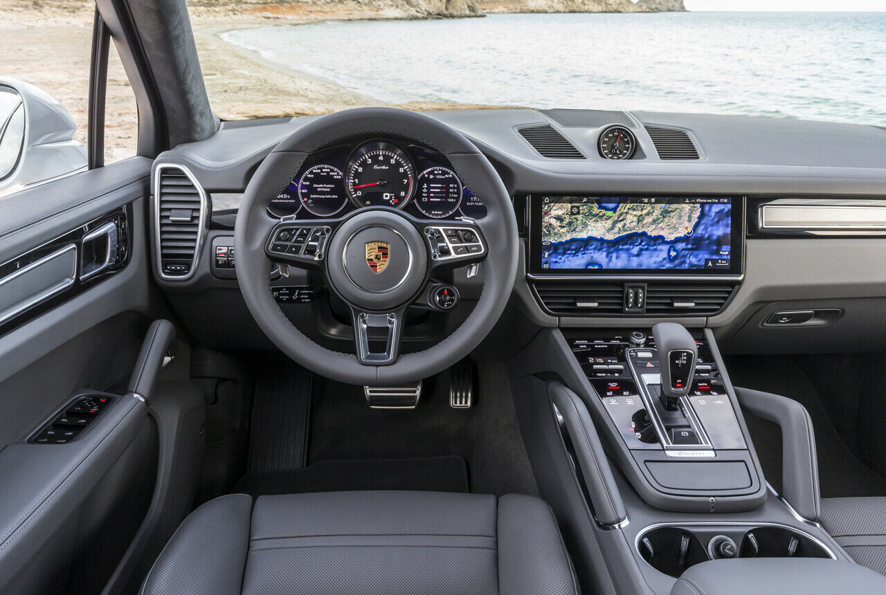 Der Innenraum des Porsche Cayenne Turbo: Displays und Schalter stammen aus dem Panamera