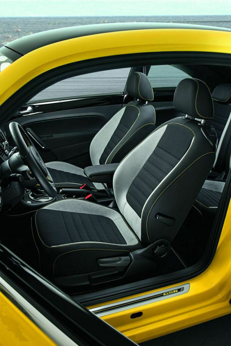Im Beetle GSR: grau-schwarze Sportsitze mit gelben Ziernähten. Früher ging es im Käfer-Cockpit spartanischer zu.