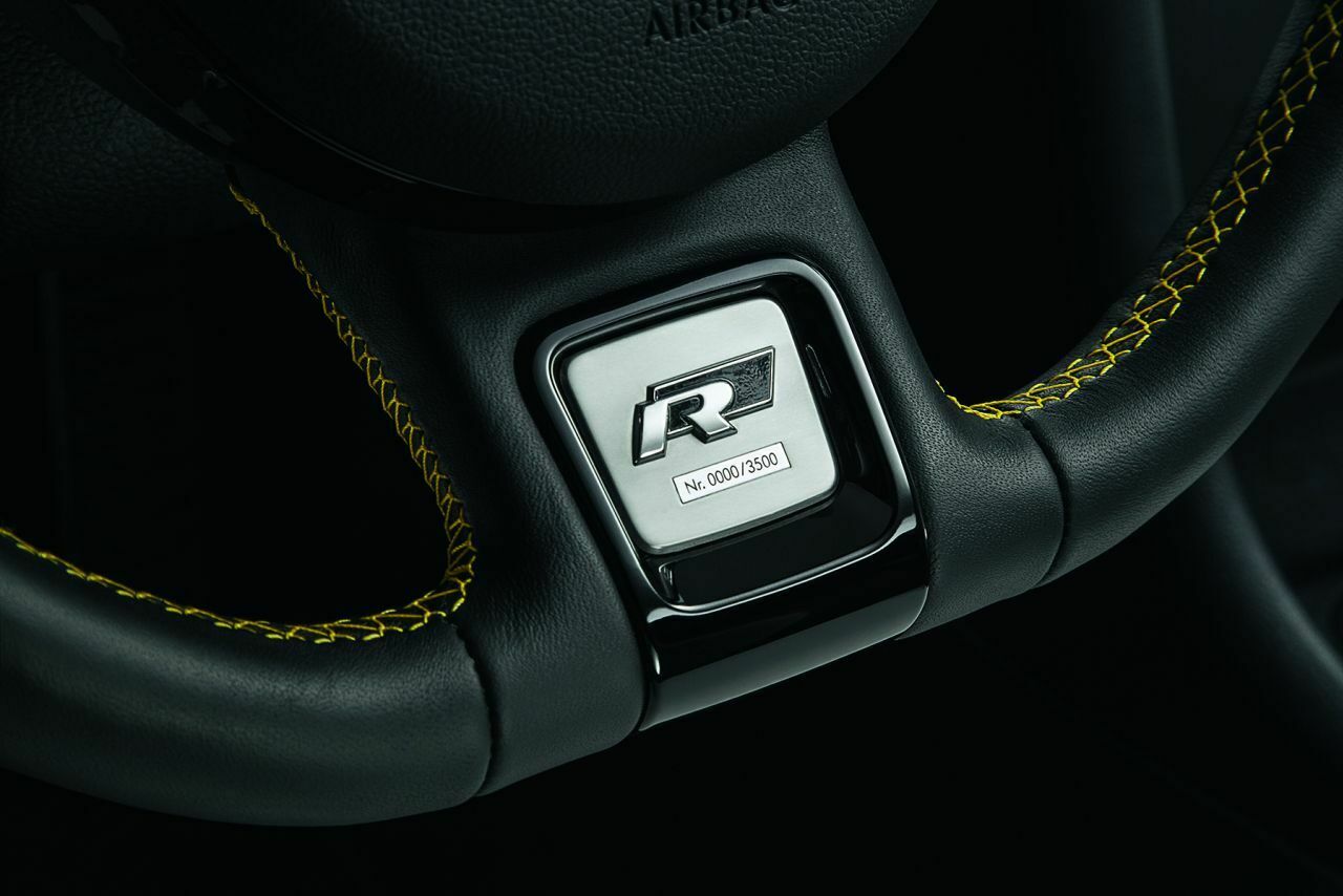 VW Beetle GSR: Nummerierte Plakette auf dem abgeflachten Lenkrad.