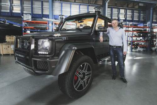 Geschäftsmann Klaus Ackermann mit einer umgebauten Mercedes G-Klasse