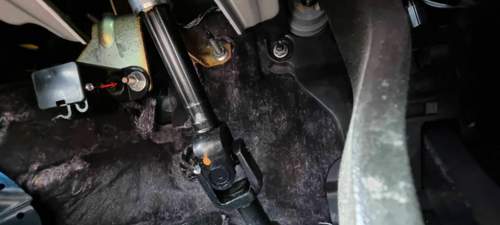 Bowdenzug Richtung Motorraum