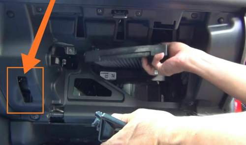 Honda Civic 10 2017 Handschuhfach Feder Daempfer.jpg