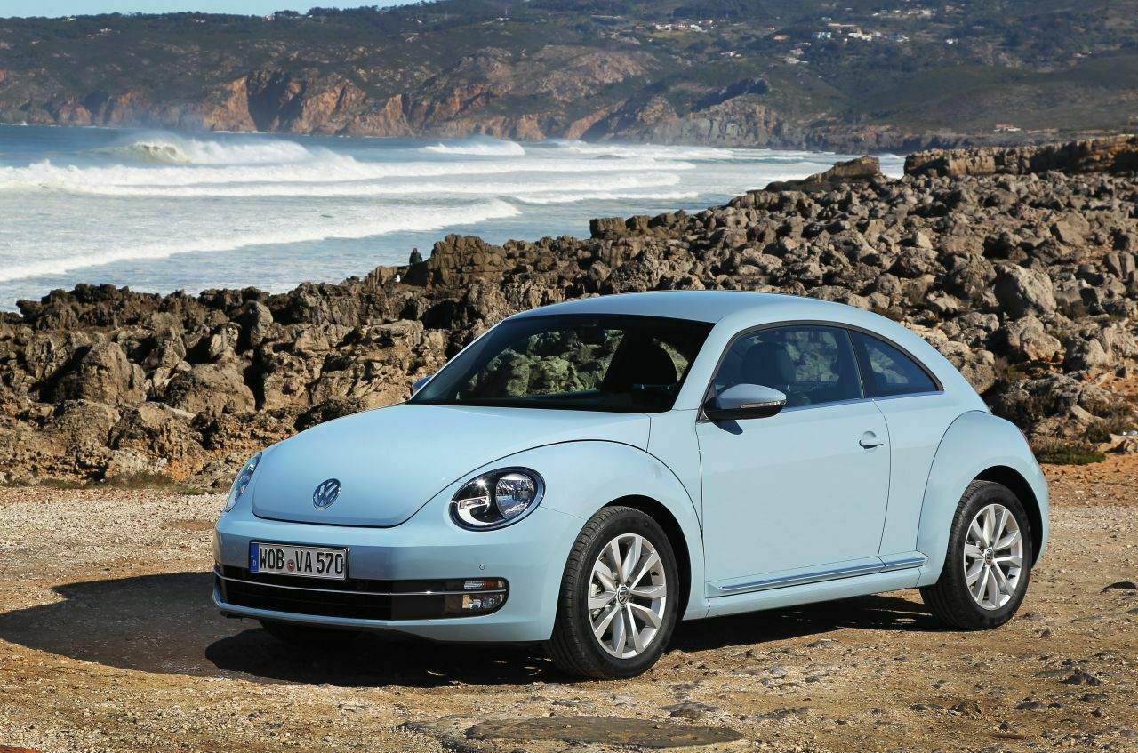 Der Beetle einsam an der portugisischen Küste: US-Medien berichten, dass VW das Modell streichen will. Bei uns lief der Beetle nie, in den USA gingen die verkäufe stark zurück