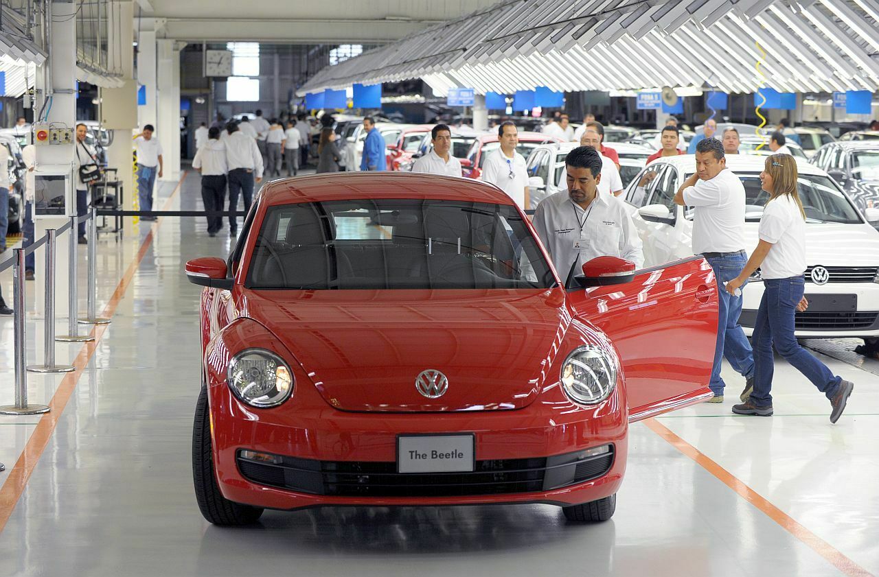 Etwas verwirrend: Der erste Beetle (1997-2010) hieß "New Beetle" (Foto, Produktion in Mexiko). Den allerersten kennen wir als Käfer. Das aktuelle Modell nennt VW dagegen nur "Beetle"